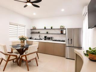 Cozy 2BR Retreat Near Beaches & City Center - 7