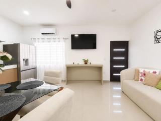 Cozy 2BR Retreat Near Beaches & City Center - 1