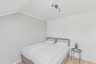 BAT Home Solutions Trierweiler - alles was ein Hotel nicht bietet - 5 Apartments 40 bis 120 qm für bis zu 29 Personen - 5-Raum-Apartment barrierefrei - 60 qm Balkon mit Blick bis Luxemburg - einzeln bis komplett buchbar - 3 Min zur A64 - 3
