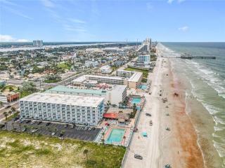 Luxury Beach Condos with Pool and Tiki Bar! - 1