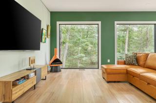 Cozy 2-bedroom cabin in welcoming Shenandoah, Basye with WiFi, AC, EV - 1