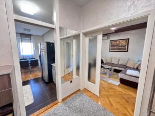 ARENA- One bedroom apartment-public FREE parking in front of building - 2