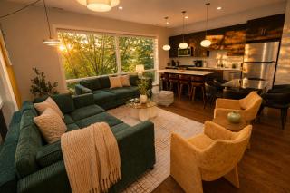 Spacious 4BR West Loop Retreat with Optional Parking - 0