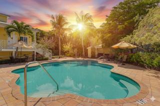 Two units! Pool, jacuzzi, sunsets, bars, snorkeling & paddling. 1-min to path of Siesta Beach! - Siesta Key - 4