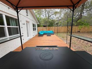 Patio Retreat 10 min Downtown 20 min Beach - 1