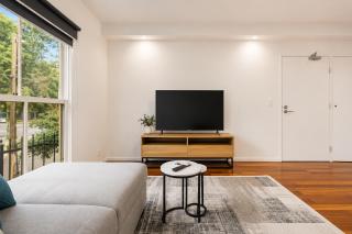 Leafy Family 2BR - Private Patio by South Melbourne Market - 1