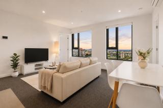 Stature 2BR Level 20 - Pool, Gym & Views - 5