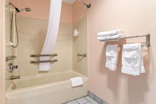 Super 8 by Wyndham Bourbonnais/Kankakee Area - 2