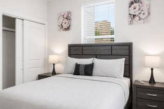 Elegant New-Build Suite - Walk to Everything, Suite 208 - 3
