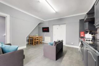 4BR Mitchell Street Apartment Sleeps 6 by Stay With Us - 1