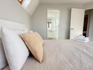 Riccarton 5BR, 400m to Westfield Mall - Regents 94A - 2