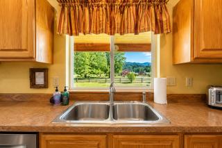 Farmhouse in Plain by NW Comfy Cabins - 3