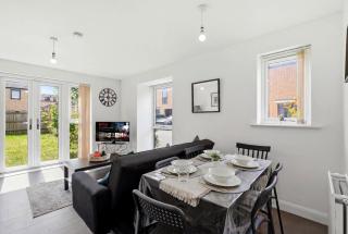 Modern house in City Centre with private parking and gated property - 1