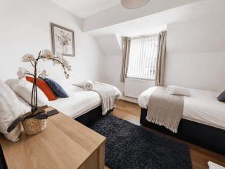 Dean House 2 BR-Free parking-Work stays-Fully Equipped-SLEEPS 5 - 7