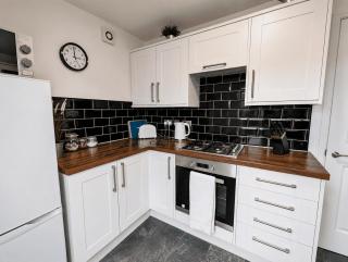 Dean House 2 BR-Free parking-Work stays-Fully Equipped-SLEEPS 5 - 8