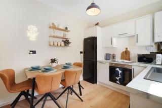Stylish 4BR Sleeps 8 by Stay With Us - 7