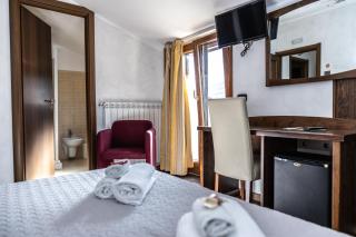 River Hotel - 9