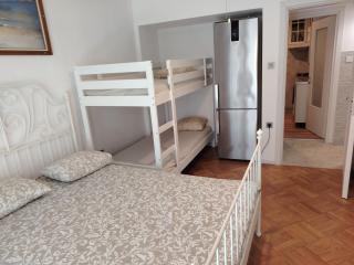 Apartment - Sleeps 8 - Balcony - Parking - 9
