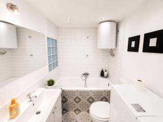 Onyx Central Apartment with Free Private Garage, AC - 5