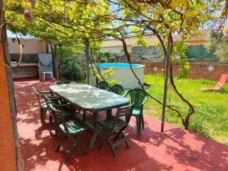 Les Glycines -AC-piscine-terrasse-BBQ-parking. - 6