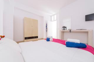 1- bed apt near black beach-Sleeps 4-Parking - 6