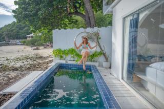 White Beachfront Pool Villa Koh Larn - 1