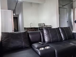 Modern suite at Maboneng with Wi-Fi & SmartTV - 5