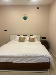 Heaven Crest - 127, Suites & Stays - 8