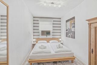 BAT Home Solutions Saarburg Altstadt - alles was ein Hotel nicht bietet - 3 Apartments 45 bis 75 qm für bis zu 12 Personen - direkt unter der Burg - 2 Min zur Altstadt - Weinbergblick, Heimkino und E-Ladesäulen - 2