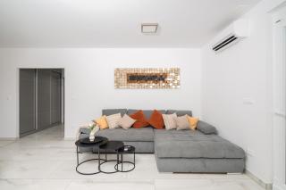 Villa Ive by Belmont Realty - 3