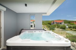Villa Ive by Belmont Realty - 8