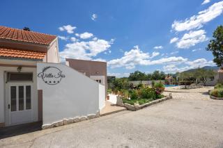 Three-Bedroom Holiday Home in Dabar - 2