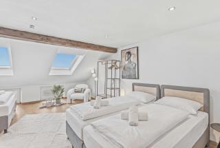 BAT Home Solutions Saarburg Altstadt - alles was ein Hotel nicht bietet - direkt am berühmten Wasserfall - 151 qm Stadthaus von 1732 für 12 Personen - Dachterrasse mit Grill & Weinbergblick - Garage & Weinkeller - 8