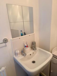 House Sleeps 6 - Enclosed Garden Pet Friendly - 4