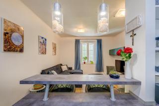 Split City Center - Lovely and spacious 2Bdrm Apt - 2