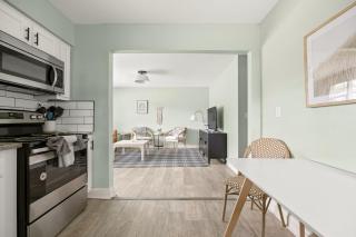 Indy Cottage Bliss: Comfort & Style Await You - 5