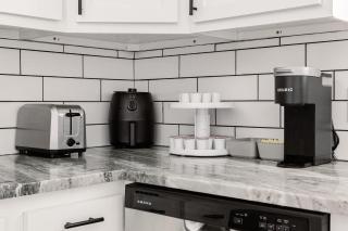 Indy Cottage Bliss: Comfort & Style Await You - 2