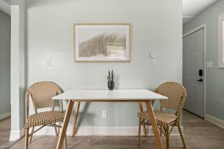 Indy Cottage Bliss: Comfort & Style Await You - 1