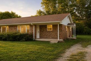 Indy Cottage Bliss: Comfort & Style Await You - 0