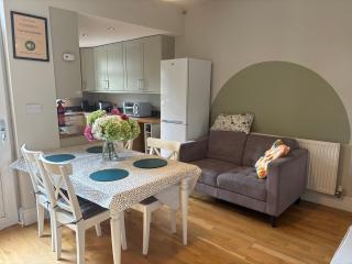 Central Derby pride park 4 bedrooms 7 beds -Spacious contractors large group -Cul de Sac EasyFREE PARKING - 4