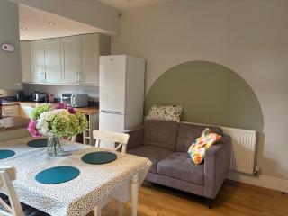 Central Derby pride park 4 bedrooms 7 beds -Spacious contractors large group -Cul de Sac EasyFREE PARKING - 8