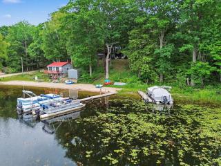 Bluff Lake Waterfront w Dock, Kayaks and Fire Pit - 7