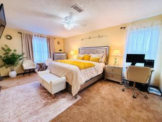 Large 3BR Home for Families and Work Stays With Fast WIFI - 4