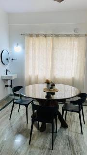 Cozy 2-bedroom service apartment with free parking - 8