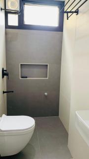 Cozy 2-bedroom service apartment with free parking - 1