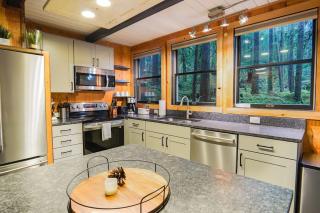 Treetop Hideaway, Sleeps 2 - 6