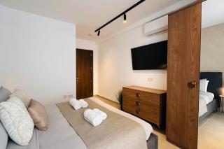 Opulent 2 bedroom short walk from the waterfront - 7
