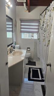 P&N Suites - DELUXE QUEEN ROOM- LONDON-Renovated - 9