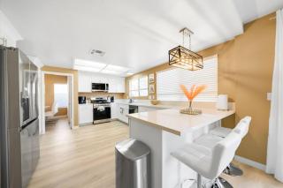 Heart of Las Vegas 8 Beds, Pool Table, BBQ! - 5