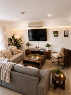 Apollo Stayz Luxury Apartment 63 - pool- spa- jetty - 4